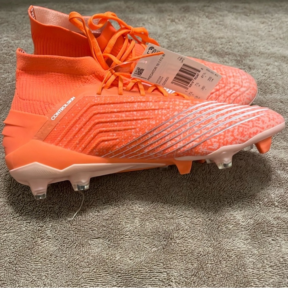 I’m selling a women’s soccer cleat size 9